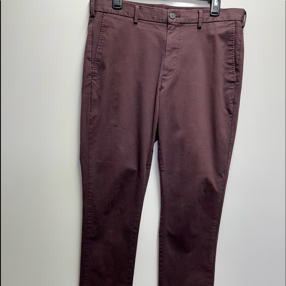 Uniqlo Mens Pant Size 33x34 Burgundy/Red Straight Fit Flat Front Chino